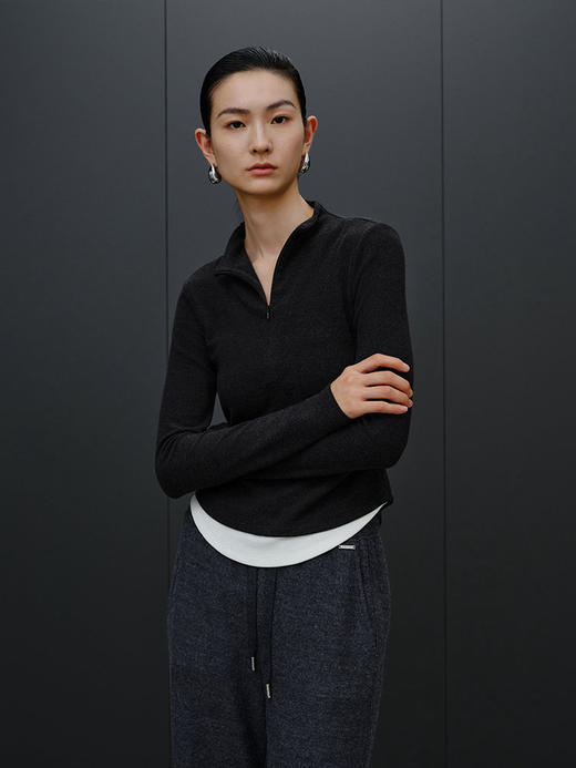 修身收腰小立领针织衫 经典烟灰调 + 极简剪裁 腰身收褶精准贴合腰腹曲线 遮肉显瘦 小立领 + 半拉链设计 假两件撞色下摆更有层次感 商品图2