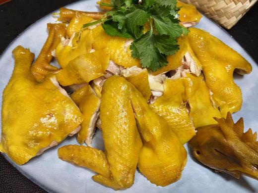 【中宿麻鸡清远咸香鸡】咸香味美，皮嫩肉滑，鸡皮淡黄色散发着光泽，连鸡胸肉都是滑的。 商品图2