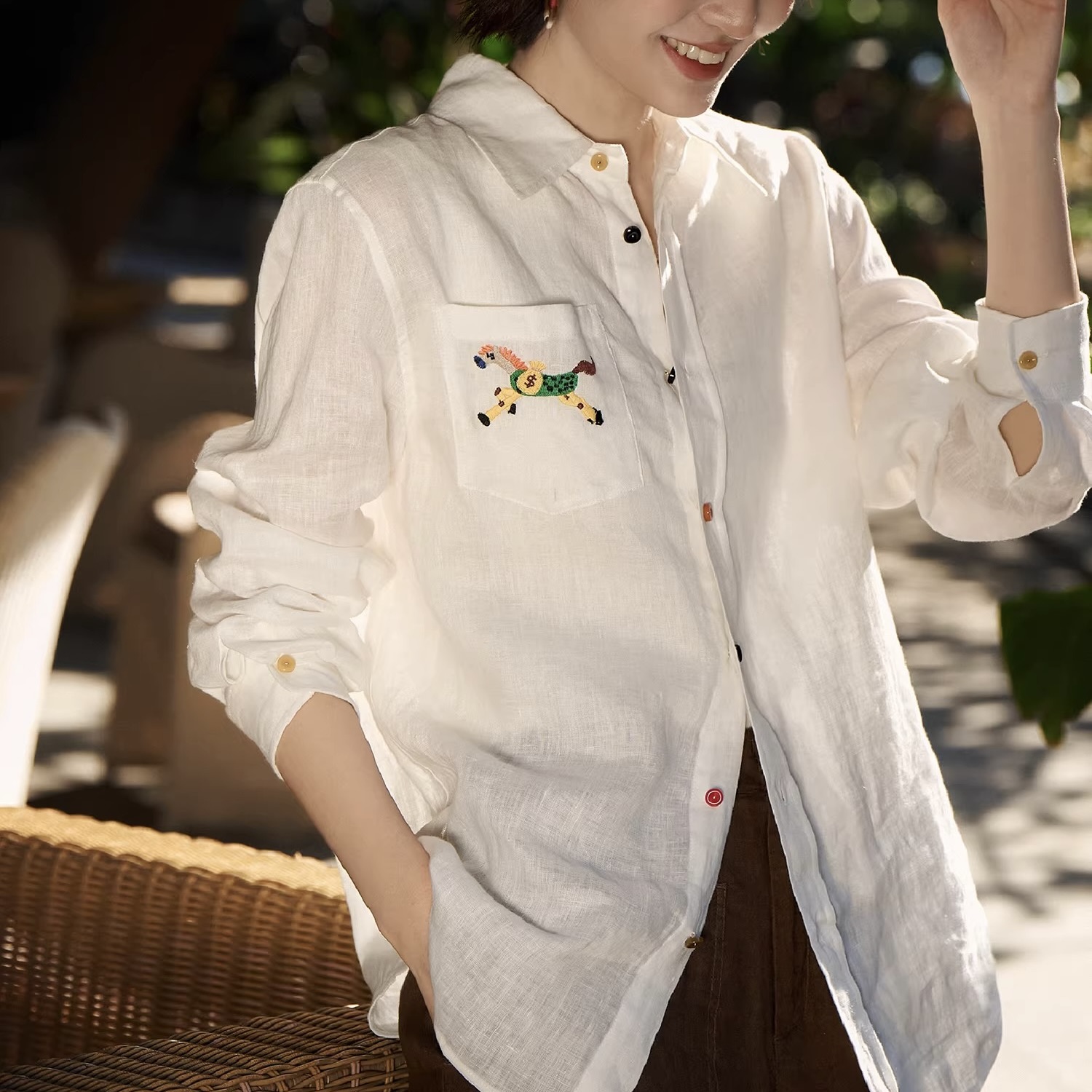 卷卷紫小马刺绣老钱风棉麻衬衣 棉麻混纺舒适亲肤透气 经典翻领修饰脖颈脸型 百搭时尚轻松打造老钱风既视感