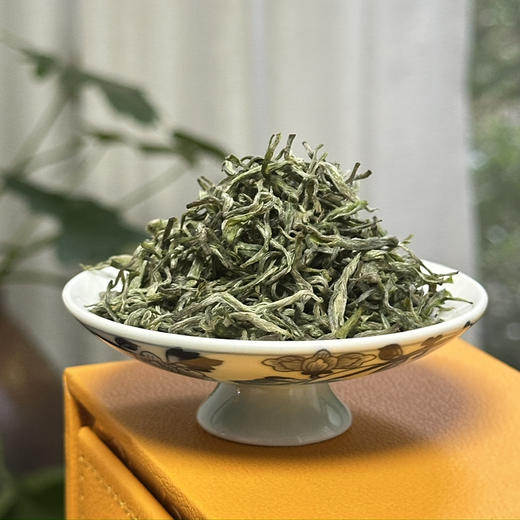 春茶上市｜【保靖·黄金茶】丙午马年头采素以“高氨基酸、高茶多酚、高叶绿素、高水浸出物质”和“香、绿、爽、醇”四高四绝品质特点闻名遐迩，一两黄金一两茶，馈赠自饮佳品，净重：200g（50g*4罐*1提 商品图2