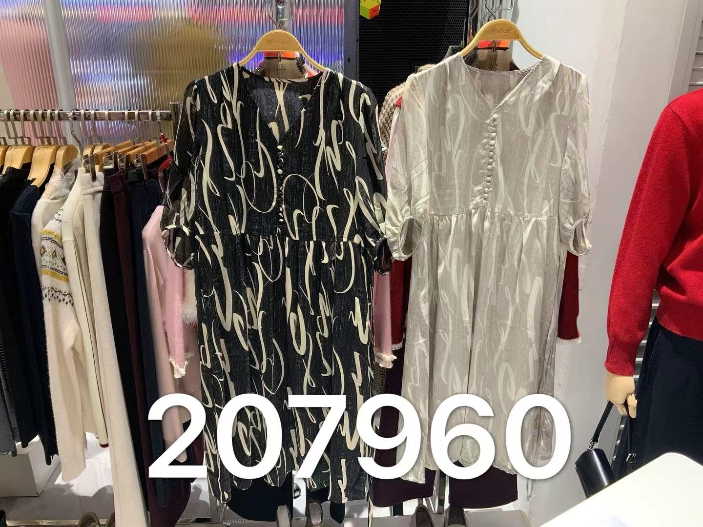 女装26春夏新品V领纽扣中袖连衣裙2217-207960