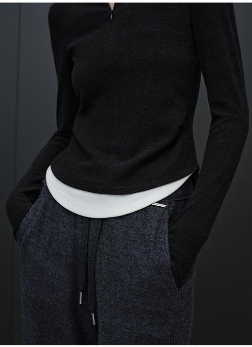 修身收腰小立领针织衫 经典烟灰调 + 极简剪裁 腰身收褶精准贴合腰腹曲线 遮肉显瘦 小立领 + 半拉链设计 假两件撞色下摆更有层次感 商品图1