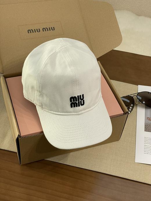 miumiu 缪缪  春夏休闲百搭简约帽子 LOGO刺绣潮流鸭舌帽 户外出行防紫外线遮脸遮阳帽 闺蜜 棉 棒球帽 男女同款情侣款 商品图4