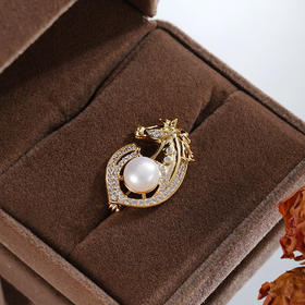 子佩集【骏耀长歌】珍珠惜王妃胸针【XXXZ245】7.5mm珠镀金马2601