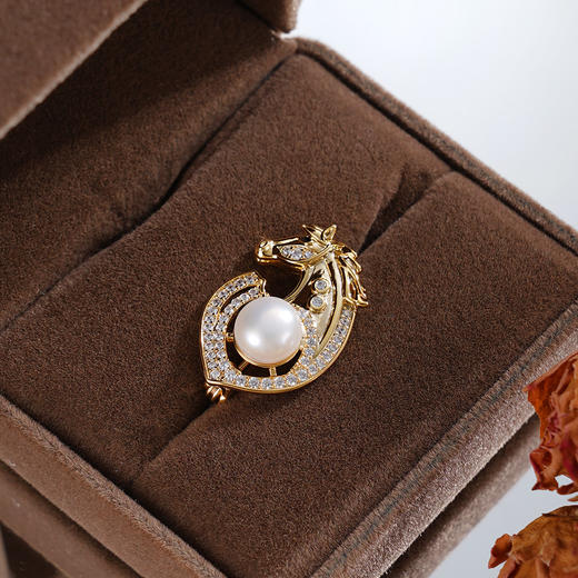 子佩集【骏耀长歌】珍珠惜王妃胸针【XXXZ245】7.5mm珠镀金马2601 商品图0