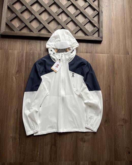 点此购买 On昂跑corejacket拼色系列春秋季男士户外弹力透气连帽外套 kad 343125 商品图1