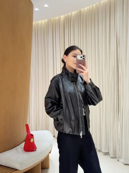 PU皮立领短款夹克外套 落肩宽松衣袖 透气舒适 光泽细腻 柔韧耐穿 自带复古滤镜 定制双向金属拉链头 慵懒随性 层次丰富 商品图4