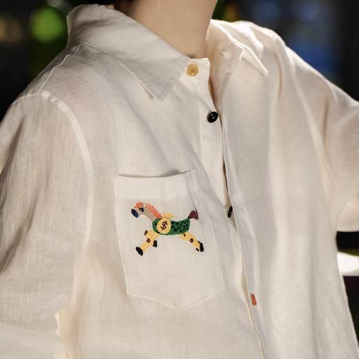 卷卷紫小马刺绣老钱风棉麻衬衣 棉麻混纺舒适亲肤透气 经典翻领修饰脖颈脸型 百搭时尚轻松打造老钱风既视感 商品图3