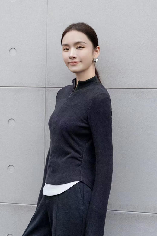 修身收腰小立领针织衫 经典烟灰调 + 极简剪裁 腰身收褶精准贴合腰腹曲线 遮肉显瘦 小立领 + 半拉链设计 假两件撞色下摆更有层次感 商品图5