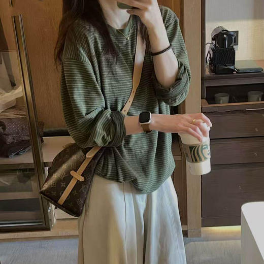 橄榄绿肌理条纹长袖T恤 ，定制定染步面，撞色钩织条纹，手感柔和厚实，显白百搭更时髦 商品图2
