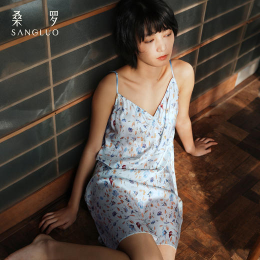 烂漫田园』桑罗蓝底碎花复古真丝吊带裙100%桑蚕丝女款2026新款 商品图1