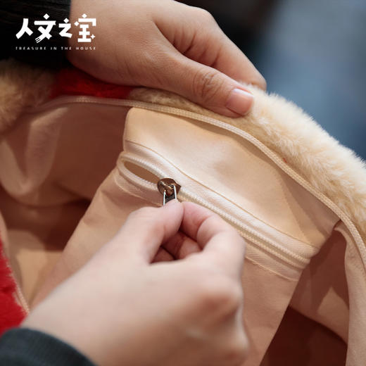 【人文之宝】文学包袱·毛绒背包（红蓝款） 商品图3