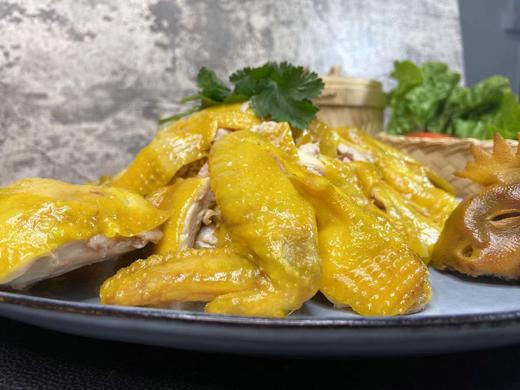 【中宿麻鸡清远咸香鸡】咸香味美，皮嫩肉滑，鸡皮淡黄色散发着光泽，连鸡胸肉都是滑的。 商品图1
