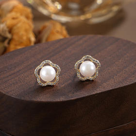 子佩集【花吻凝香】银S925珍珠惜王妃耳钉【XXED019】6mm珠镀金五瓣花朵2601