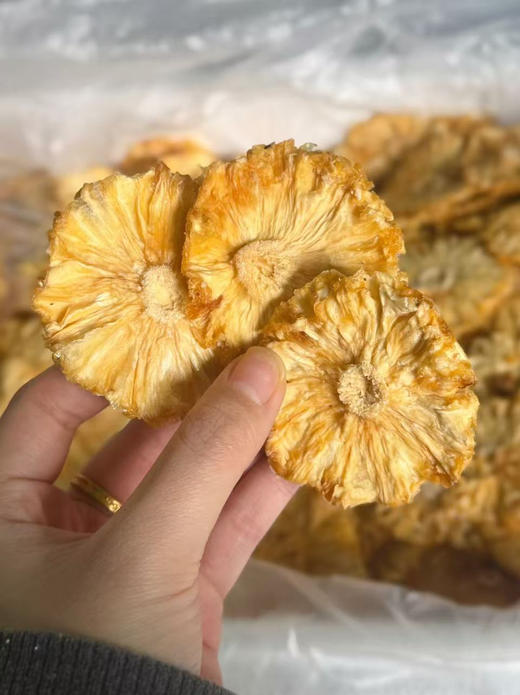 凤梨基地，帮忙烤出来的[偷笑][偷笑]没有一片用的是坏果，所以才敢做整片的，没有用任何添加剂熏制，凤梨整切，颜色跟外面卖的都不一样，250克/包 商品图2