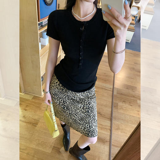 西遇亨特领纯色短袖T恤女2026年夏季新款极简风气质收腰修身上衣SS060235 商品图2