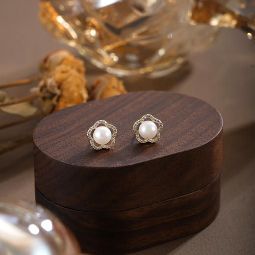 子佩集【花吻凝香】银S925珍珠惜王妃耳钉【XXED019】6mm珠镀金五瓣花朵2601 商品图1