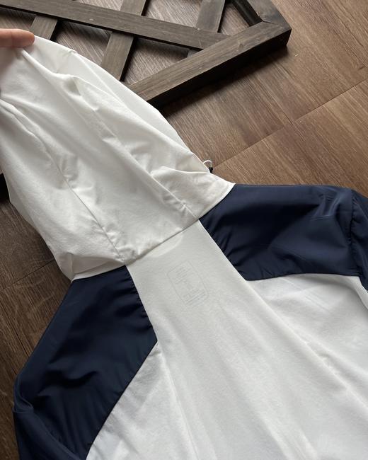 点此购买 On昂跑corejacket拼色系列春秋季男士户外弹力透气连帽外套 kad 343125 商品图10