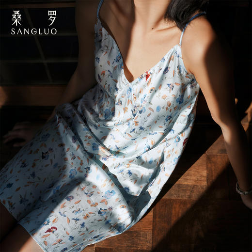 烂漫田园』桑罗蓝底碎花复古真丝吊带裙100%桑蚕丝女款2026新款 商品图2