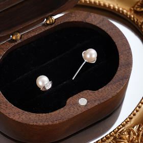 子佩集【元宝映月】银S925珍珠惜王妃耳钉【SPE0240002】5.5mm珠发财元宝2601