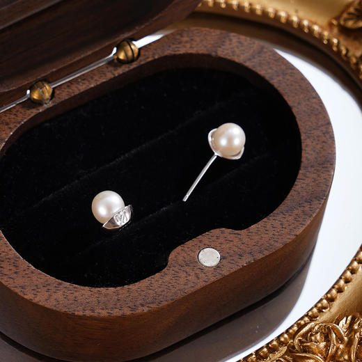 子佩集【元宝映月】银S925珍珠惜王妃耳钉【SPE0240002】5.5mm珠发财元宝2601 商品图0