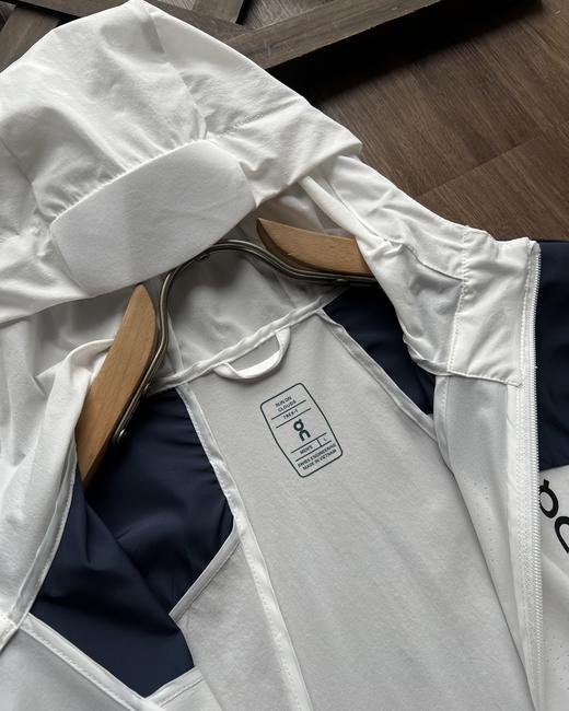 点此购买 On昂跑corejacket拼色系列春秋季男士户外弹力透气连帽外套 kad 343125 商品图14