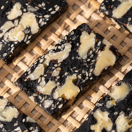 五黑莓果核桃糕以黑养黑，东方食养，气韵好配方 ，9 种食材精准搭配，五黑食材、果干、坚果比例协调，口感绵柔不腻，层次丰富，糯而不粘，入口如云朵般绵柔，轻咬回弹，香糯清甜，唇齿留香 商品图2