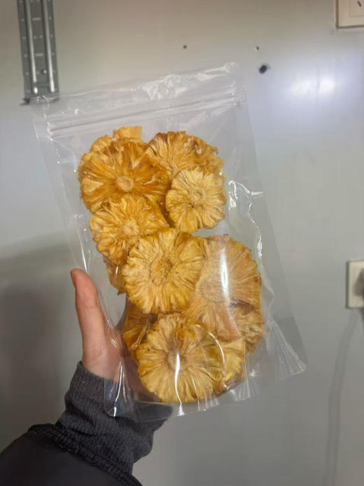 凤梨基地，帮忙烤出来的[偷笑][偷笑]没有一片用的是坏果，所以才敢做整片的，没有用任何添加剂熏制，凤梨整切，颜色跟外面卖的都不一样，250克/包 商品图3