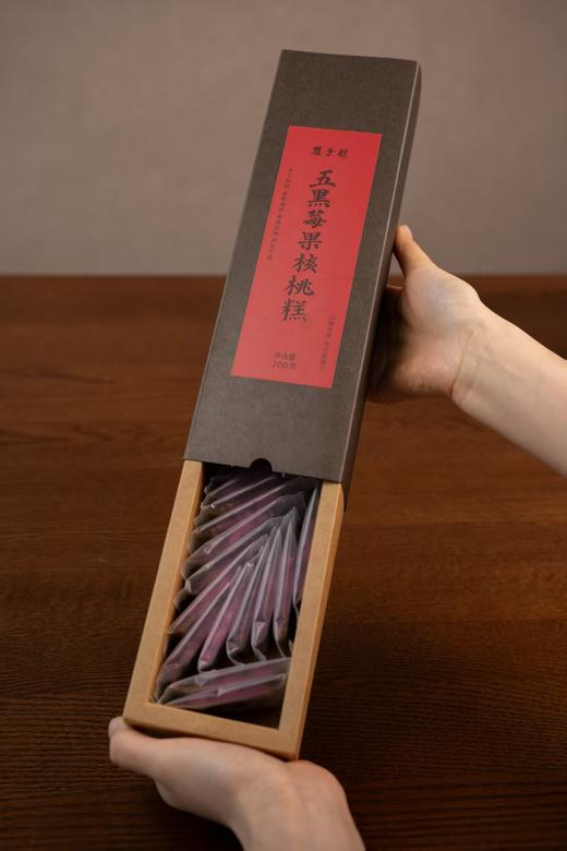 五黑莓果核桃糕以黑养黑，东方食养，气韵好配方 ，9 种食材精准搭配，五黑食材、果干、坚果比例协调，口感绵柔不腻，层次丰富，糯而不粘，入口如云朵般绵柔，轻咬回弹，香糯清甜，唇齿留香 商品图4