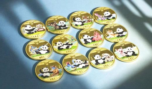 《国宝熊猫十二生肖》纪念章，权威监制、名家手绘、双 IP 联名、精工打造、双证保真、 商品图6