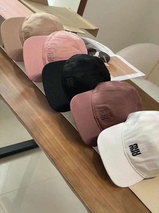 miumiu 缪缪  春夏休闲百搭简约帽子 LOGO刺绣潮流鸭舌帽 户外出行防紫外线遮脸遮阳帽 闺蜜 棉 棒球帽 男女同款情侣款 商品图0