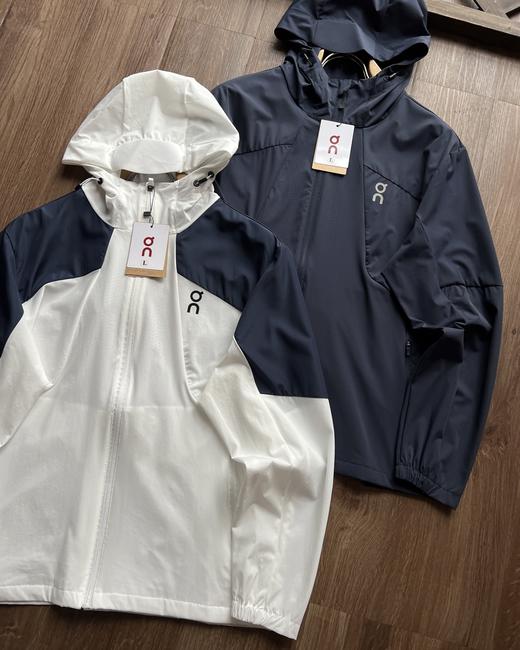 点此购买 On昂跑corejacket拼色系列春秋季男士户外弹力透气连帽外套 kad 343125 商品图5