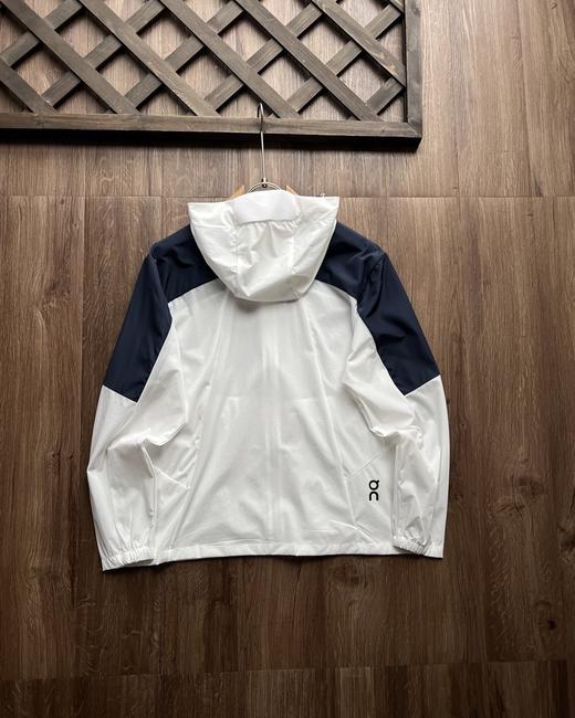 点此购买 On昂跑corejacket拼色系列春秋季男士户外弹力透气连帽外套 kad 343125 商品图3