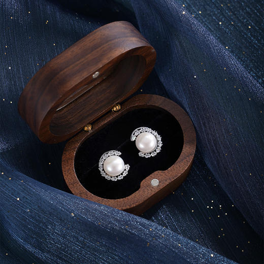 子佩集【浪漫弦月】银S925珍珠惜王妃耳钉【SPE0630004】10mm珠半环馒头珠2601 商品图1