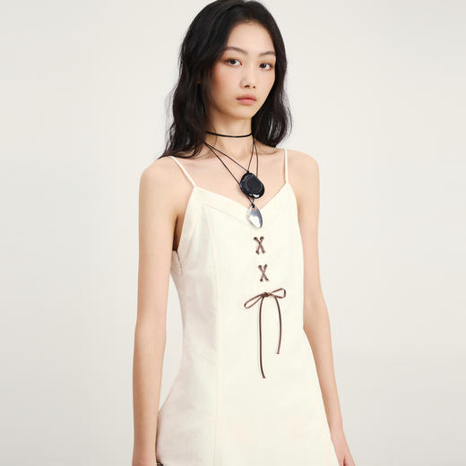 lost in echo2026年春夏新款V领绑带刺绣修身小A型显瘦连衣裙女 商品图3