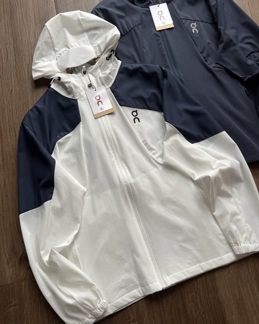 点此购买 On昂跑corejacket拼色系列春秋季男士户外弹力透气连帽外套 kad 343125 商品图6