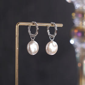 子佩集【月色尚浅】银S925珍珠惜王妃耳环【SPE0620001】13mm珠巴洛克扁珠扣环圆圈2601