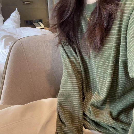 橄榄绿肌理条纹长袖T恤 ，定制定染步面，撞色钩织条纹，手感柔和厚实，显白百搭更时髦 商品图5