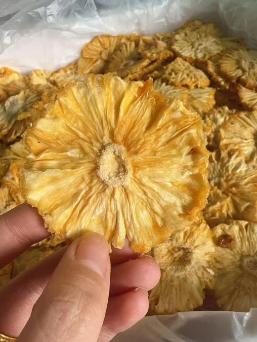 凤梨基地，帮忙烤出来的[偷笑][偷笑]没有一片用的是坏果，所以才敢做整片的，没有用任何添加剂熏制，凤梨整切，颜色跟外面卖的都不一样，250克/包 商品图1