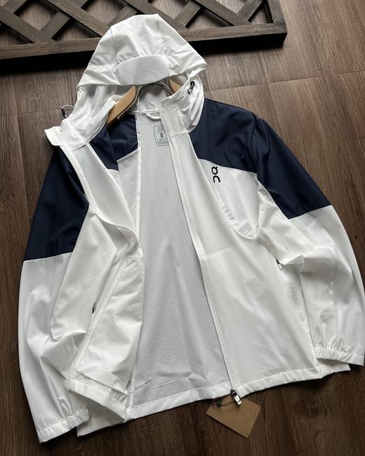点此购买 On昂跑corejacket拼色系列春秋季男士户外弹力透气连帽外套 kad 343125 商品图13