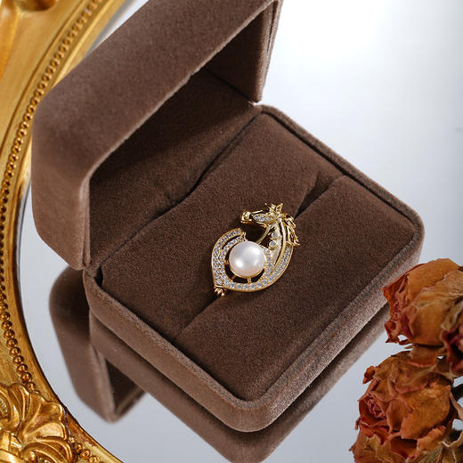 子佩集【骏耀长歌】珍珠惜王妃胸针【XXXZ245】7.5mm珠镀金马2601 商品图1