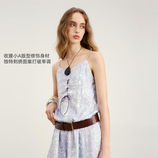 lost in echo2026年春夏新款V领绑带刺绣修身小A型显瘦连衣裙女 商品图1