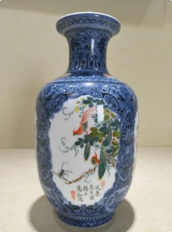 釉中彩青花开窗花鸟瓶 商品图0