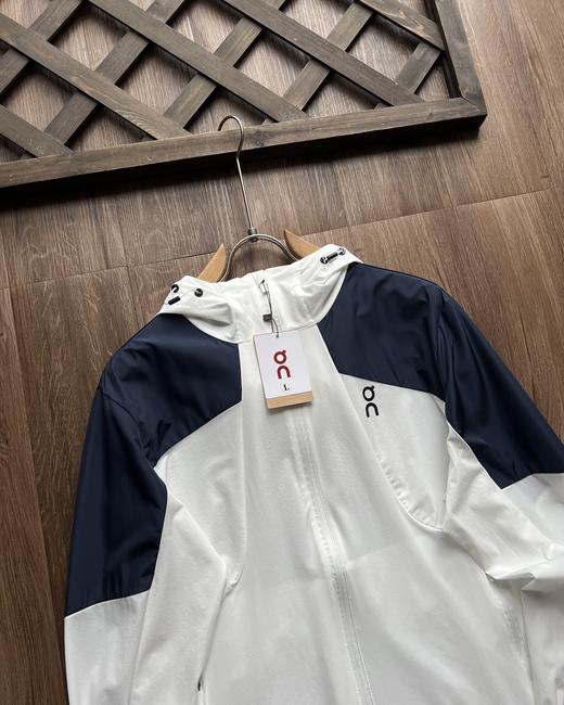 点此购买 On昂跑corejacket拼色系列春秋季男士户外弹力透气连帽外套 kad 343125 商品图11