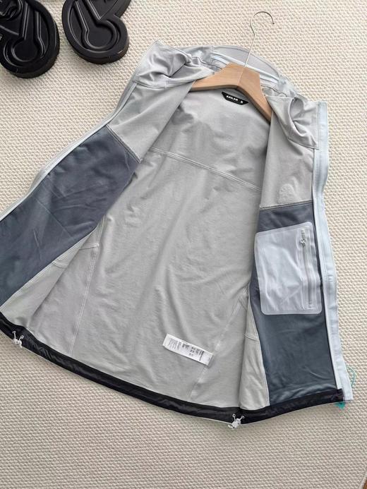 F032306春秋新款防风防雨耐磨耐刮情侣同款连帽软壳冲锋衣 商品图7