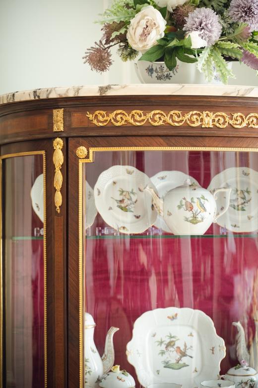 独角鹿西洋古董19世纪末法国出品路易十六风格铜鎏金雕饰火炬花环主题细木镶嵌大理石台面玻璃展柜 商品图3