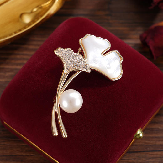 子佩集【杏运相伴】珍珠惜王妃胸针【ZXXZ001】10.5mm珠镀金银杏叶2601 商品图0