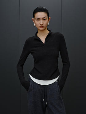 修身收腰小立领针织衫 经典烟灰调 + 极简剪裁 腰身收褶精准贴合腰腹曲线 遮肉显瘦 小立领 + 半拉链设计 假两件撞色下摆更有层次感