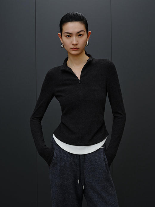 修身收腰小立领针织衫 经典烟灰调 + 极简剪裁 腰身收褶精准贴合腰腹曲线 遮肉显瘦 小立领 + 半拉链设计 假两件撞色下摆更有层次感 商品图0