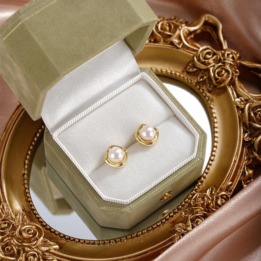 子佩集【晨曦神眷】银S925珍珠惜王妃耳钉【XXED010】6.8mm珠镀金方圆方块2601 商品图1